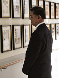 VA Secretary Shinseki viewing the memorial 